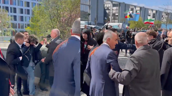 Rıza Pehlevi'ye Berlin'de kırmızı sıvı atıldı - Sputnik Türkiye