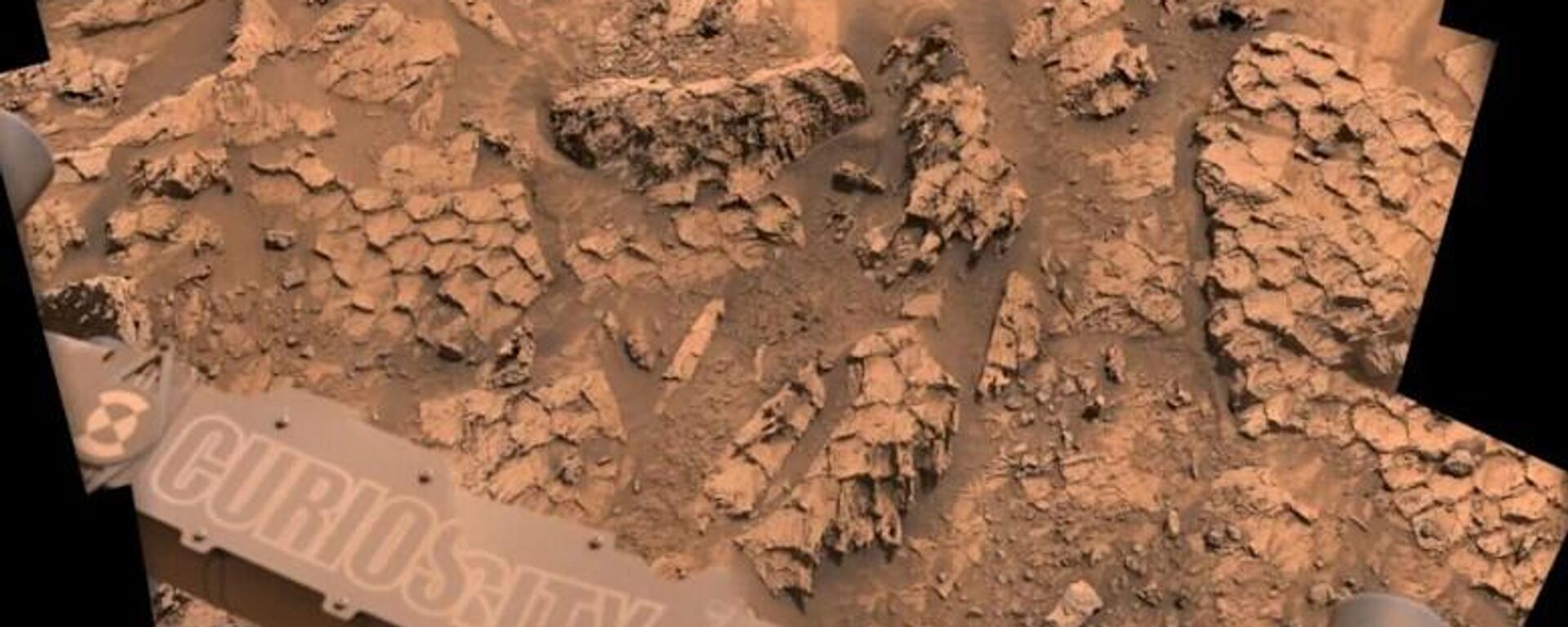 Mars yüzeyini çevreleyen çok sayıda çokgen kaplı kaya, devasa bir sürüngene ait fosilleşmiş pulları andırıyor - Sputnik Türkiye, 1920, 23.04.2026