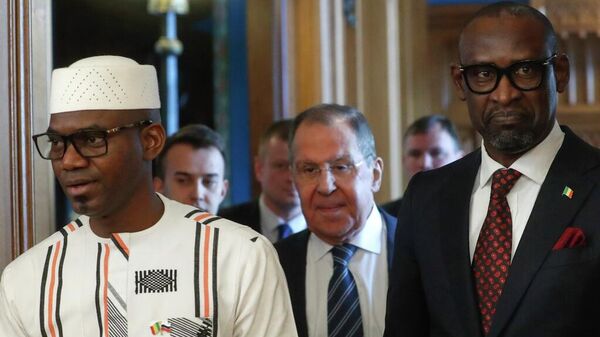 Mali Savunma Bakanı Sadio Camara (solda) - Sputnik Türkiye