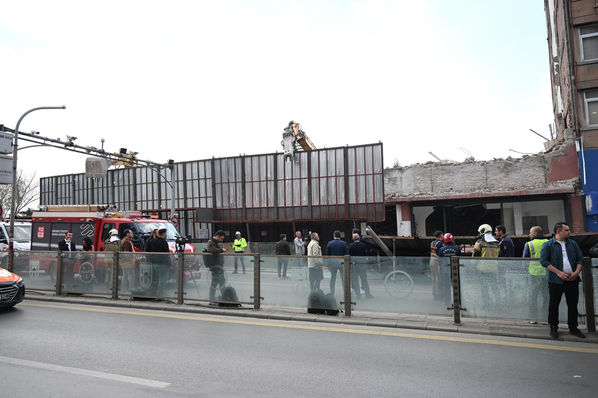 Ankara'da kontrollü yıkım esnasında platform çöktü - Sputnik Türkiye, 1920, 27.04.2026