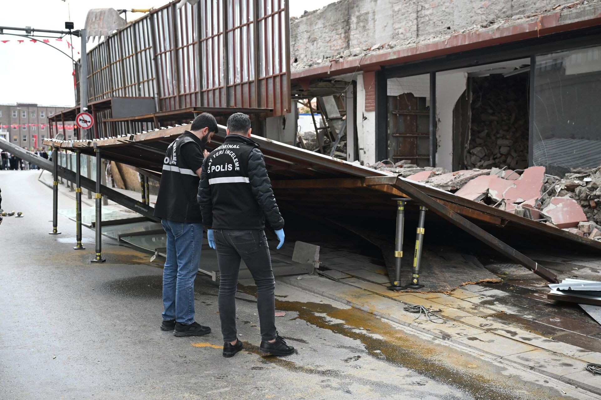 Ankara'da kontrollü yıkım esnasında platform çöktü - Sputnik Türkiye, 1920, 27.04.2026