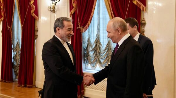 Putin, İran Dışişleri Bakanı Arakçi ile görüşüyor - Sputnik Türkiye