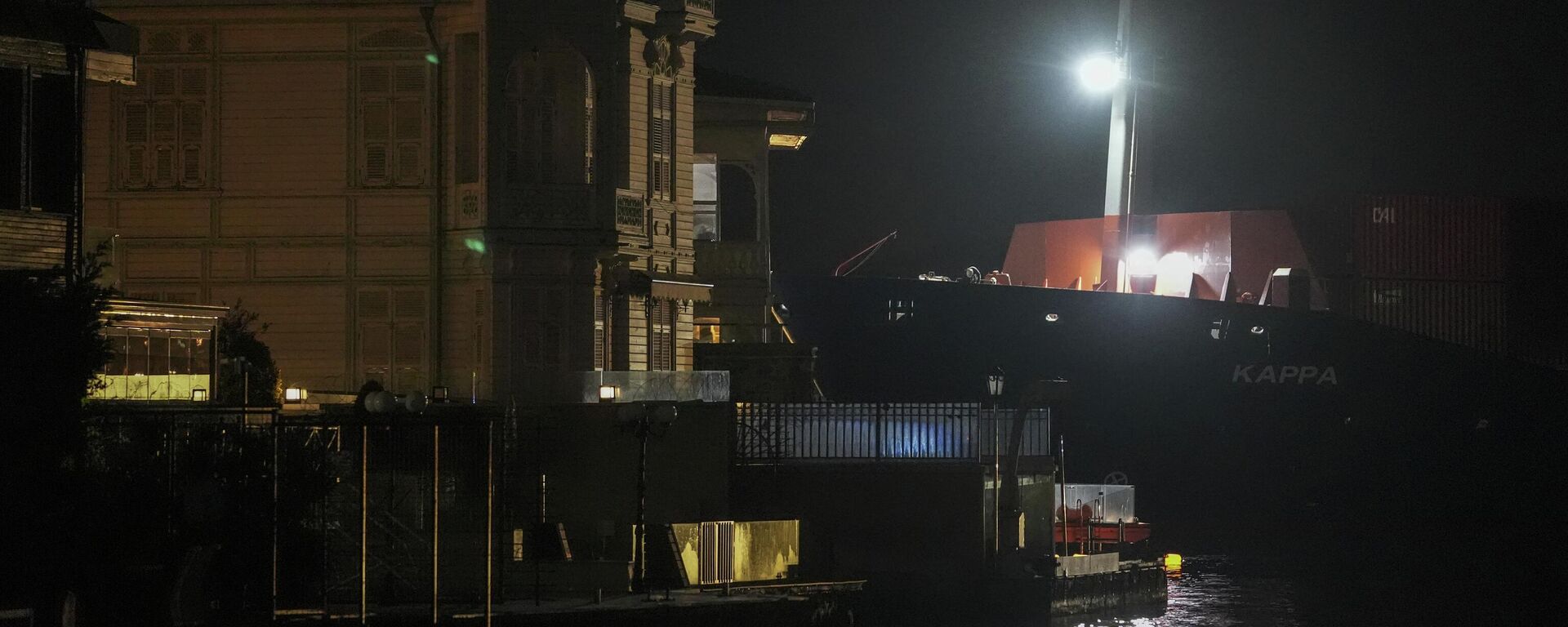 Sarıyer'de karaya oturan konteyner gemisinin kurtarılması için çalışma başlatıldı - Sputnik Türkiye, 1920, 28.04.2026