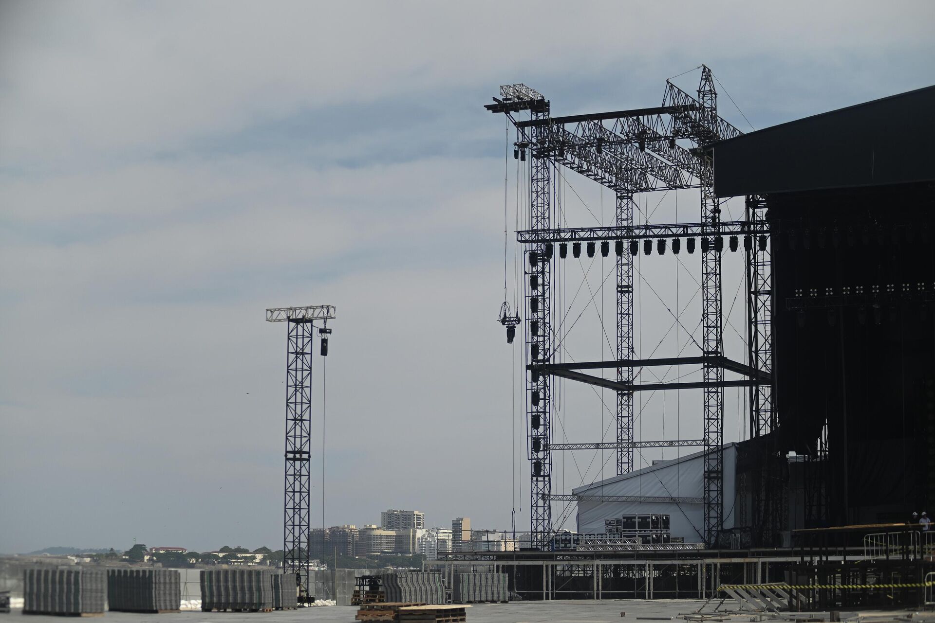 Bir işçi ölmüştü: Shakira konserinin yapılacağı sahnede polis incelemesi yapılıyor - Sputnik Türkiye, 1920, 28.04.2026