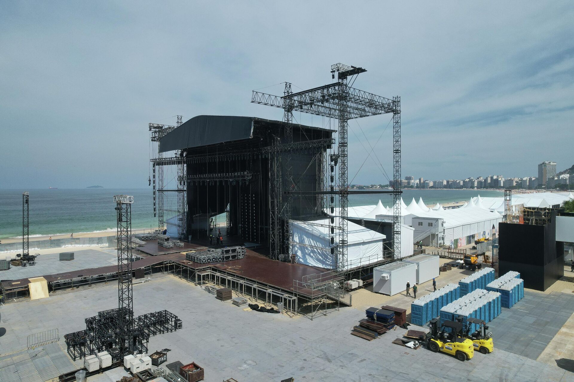 Bir işçi ölmüştü: Shakira konserinin yapılacağı sahnede polis incelemesi yapılıyor - Sputnik Türkiye, 1920, 28.04.2026