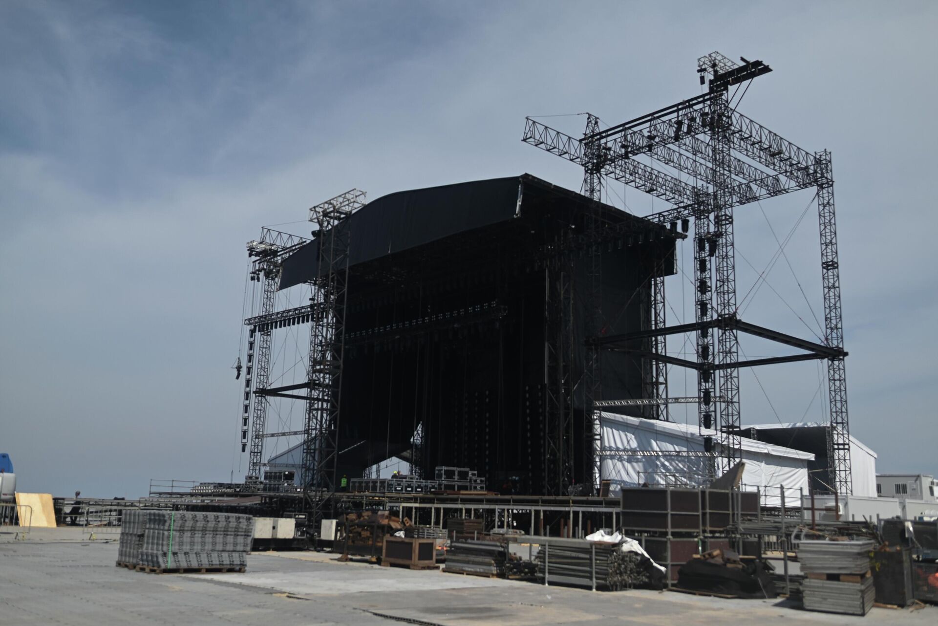 Bir işçi ölmüştü: Shakira konserinin yapılacağı sahnede polis incelemesi yapılıyor - Sputnik Türkiye, 1920, 28.04.2026