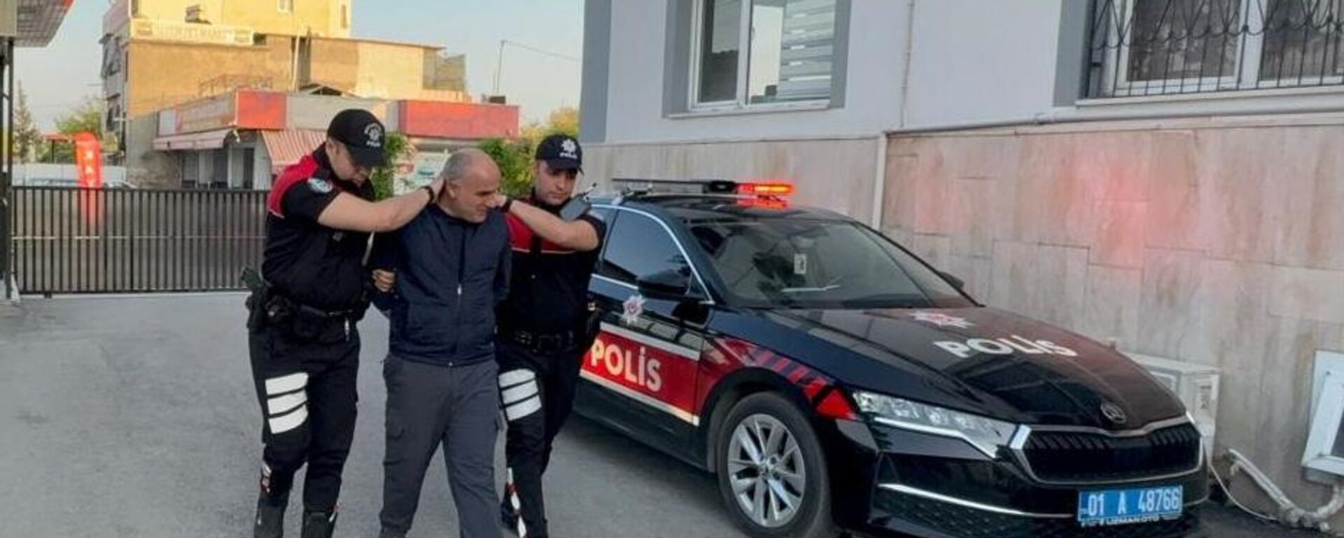 Adana'da sahipsiz köpeğe şiddet uygulayan şüpheli yakalandı - Sputnik Türkiye, 1920, 28.04.2026