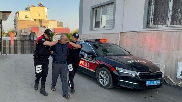 Adana'da sahipsiz köpeğe şiddet uygulayan şüpheli yakalandı - Sputnik Türkiye