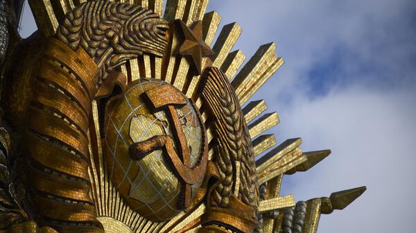 Soviet Coat of Arms at the VDNKh pavilion in Moscow. - Sputnik Türkiye