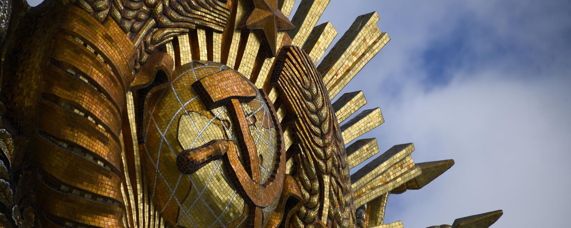 Soviet Coat of Arms at the VDNKh pavilion in Moscow. - Sputnik Türkiye, 1920, 29.04.2026