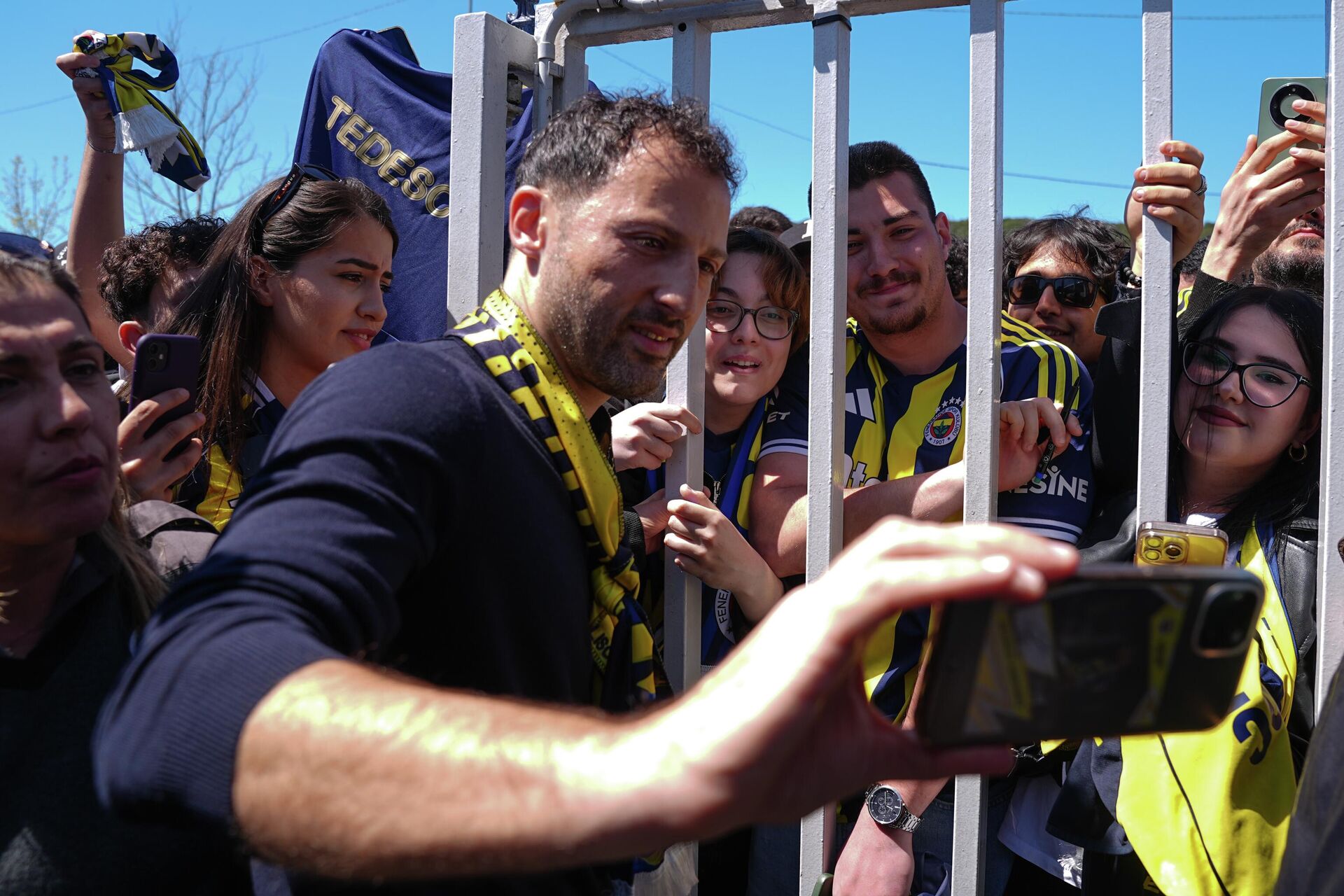 Domenico Tedesco, Fenerbahçeli futbolcularla vedalaştı - Sputnik Türkiye, 1920, 29.04.2026