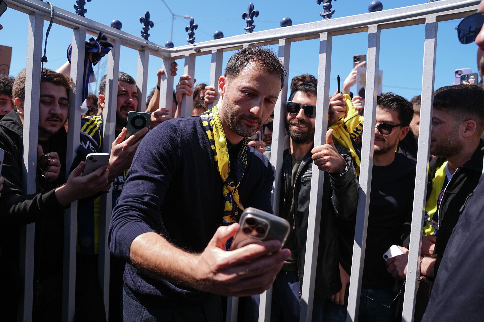 Domenico Tedesco, Fenerbahçeli futbolcularla vedalaştı - Sputnik Türkiye, 1920, 29.04.2026