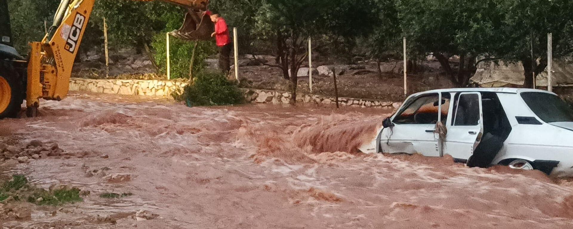 Adana'nın Kozan ilçesinde sağanak ve dolu etkili oldu - Sputnik Türkiye, 1920, 29.04.2026