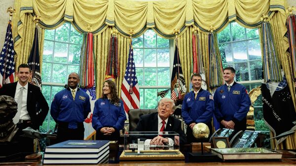 Donald Trump, Oval Ofis'te Artemis 2 astronotlarıyla buluştu - Sputnik Türkiye