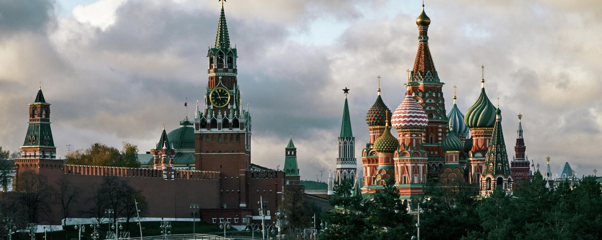 Поглед на московски Кремљ и цркву Светог Василија Блаженог - Sputnik Türkiye, 1920, 30.04.2026