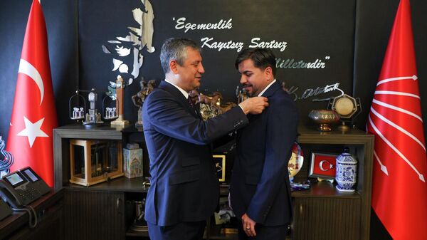CHP Genel Başkanı Özgür Özel ve Arif Kocabıyık - Sputnik Türkiye