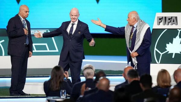 Filistin Futbol Federasyonu Başkanı Cibril Recub, FIFA Kongresi’nde İsrail Futbol Federasyonu Başkan Yardımcısı Basim Sheikh Suliman tokalaşmadı - Sputnik Türkiye