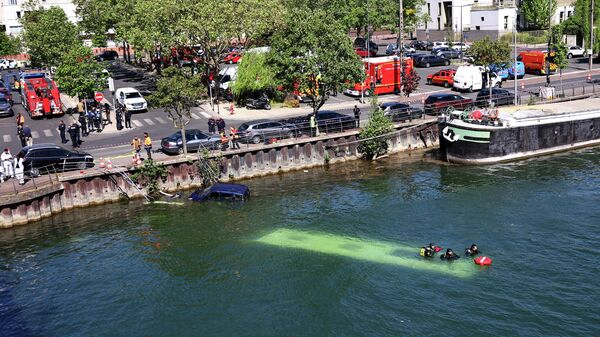 Stajyer şoför otobüsü Seine Nehri'ne sürdü - Sputnik Türkiye