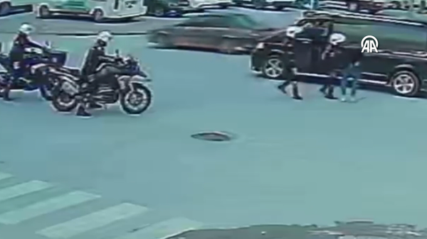 Araba kullanırken boğazına erik kaçtı, kornaya basarak yardım istedi - Sputnik Türkiye