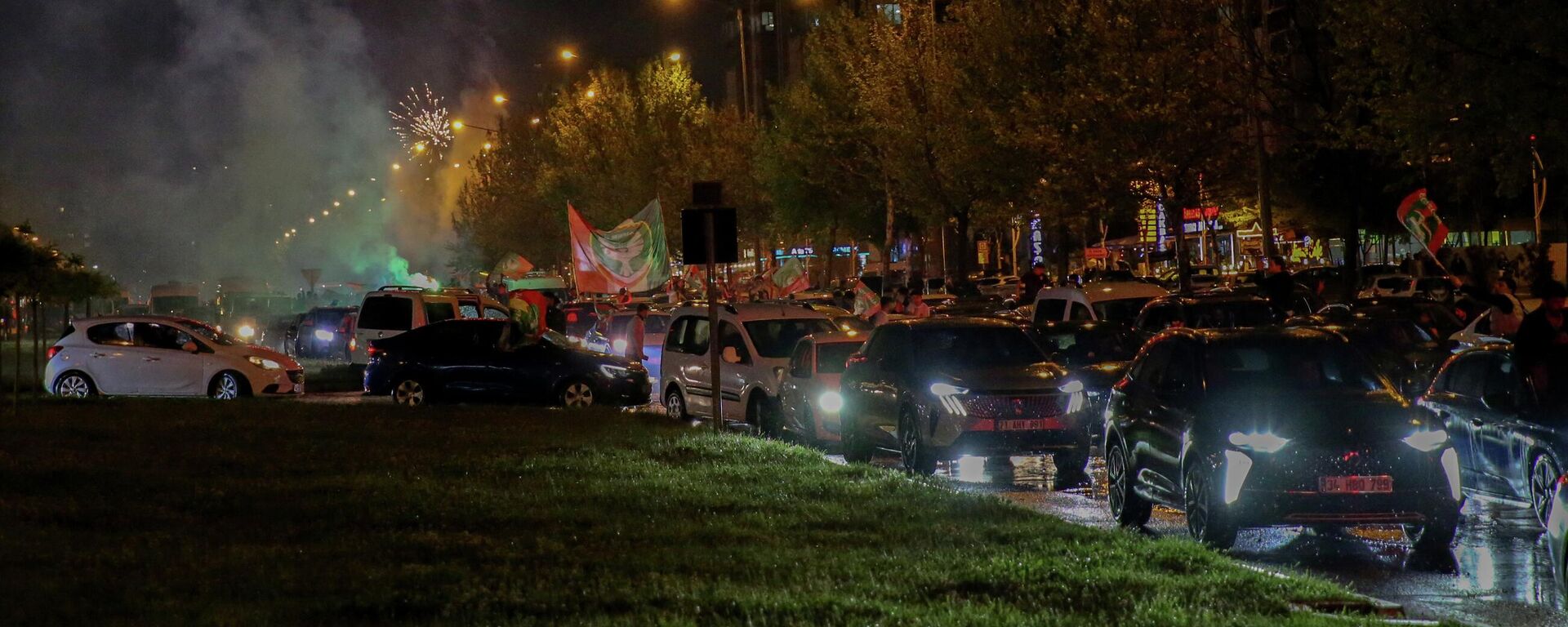 Amed Sportif Faaliyetler taraftarlar takımlarının Süper Lig'e çıkmasının sevincini yaşadı. - Sputnik Türkiye, 1920, 03.05.2026