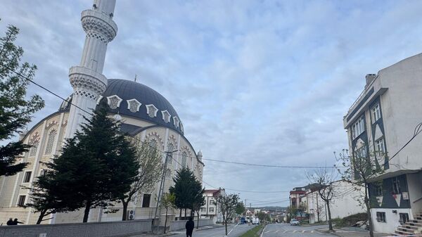 İstanbul'un Arnavutköy ilçesinde şiddetli rüzgar nedeniyle minaresi sallanan cami yakınındaki 2 bina önlem amaçlı boşaltıldı - Sputnik Türkiye