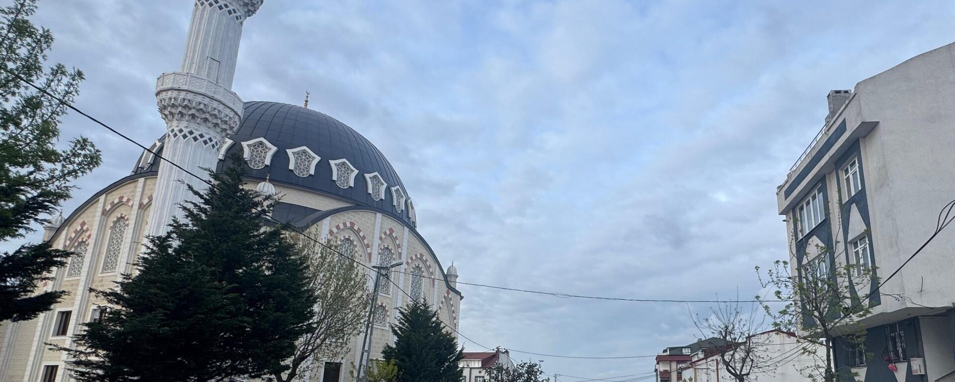 İstanbul'un Arnavutköy ilçesinde şiddetli rüzgar nedeniyle minaresi sallanan cami yakınındaki 2 bina önlem amaçlı boşaltıldı - Sputnik Türkiye, 1920, 03.05.2026