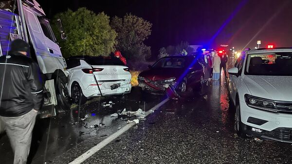 Uşak'ta 7 aracın karıştığı zincirleme trafik kazası - Sputnik Türkiye