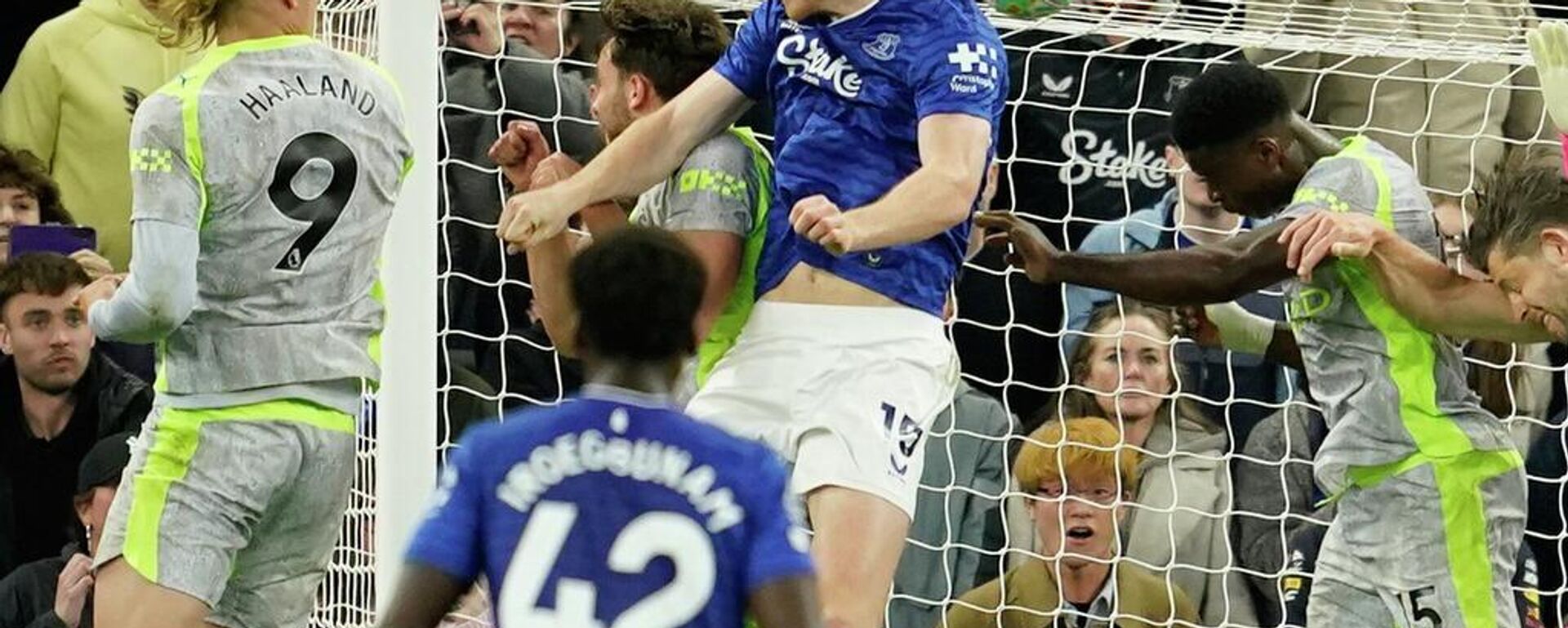 Manchester City, 6 gollü maçta Everton deplasmanından 1 puanla döndü - Sputnik Türkiye, 1920, 05.05.2026