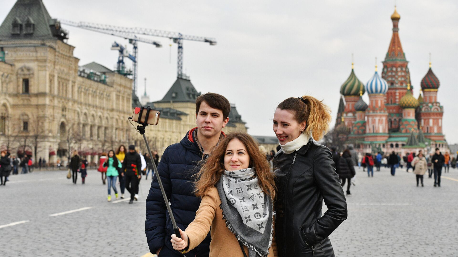 People doing selfie in Red Square, Moscow - Sputnik Türkiye, 1920, 05.05.2026