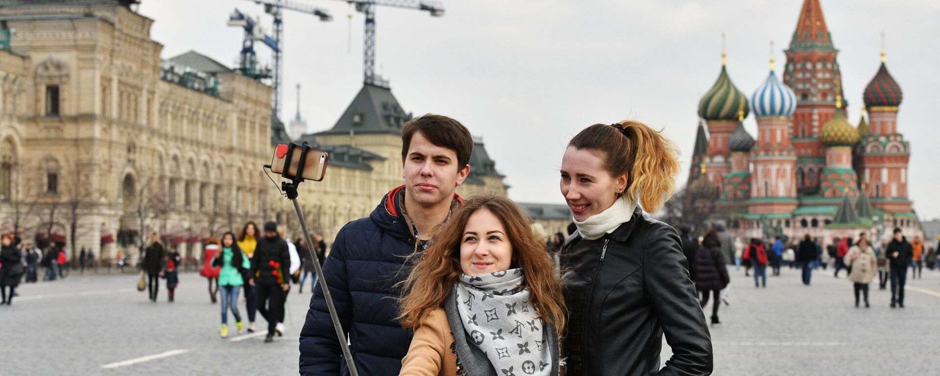 People doing selfie in Red Square, Moscow - Sputnik Türkiye, 1920, 05.05.2026