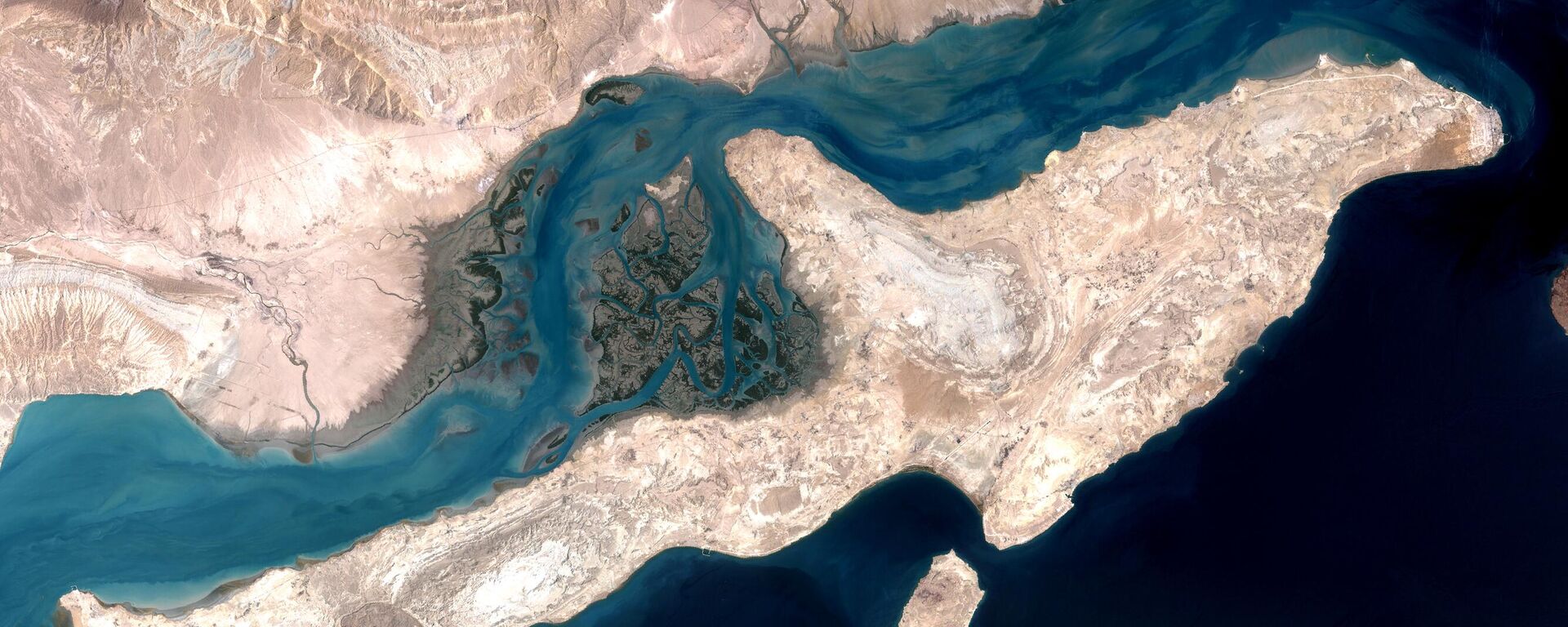 Hürmüz Boğazı’nın yanı başındaki Keşm Adası  - Sputnik Türkiye, 1920, 28.05.2026