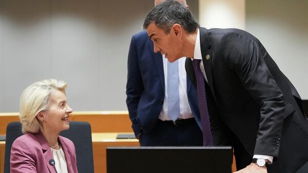İspanya Başbakanı Pedro Sanchez, Avrupa Komisyonu Başkanı Ursula von der Leyen - Sputnik Türkiye