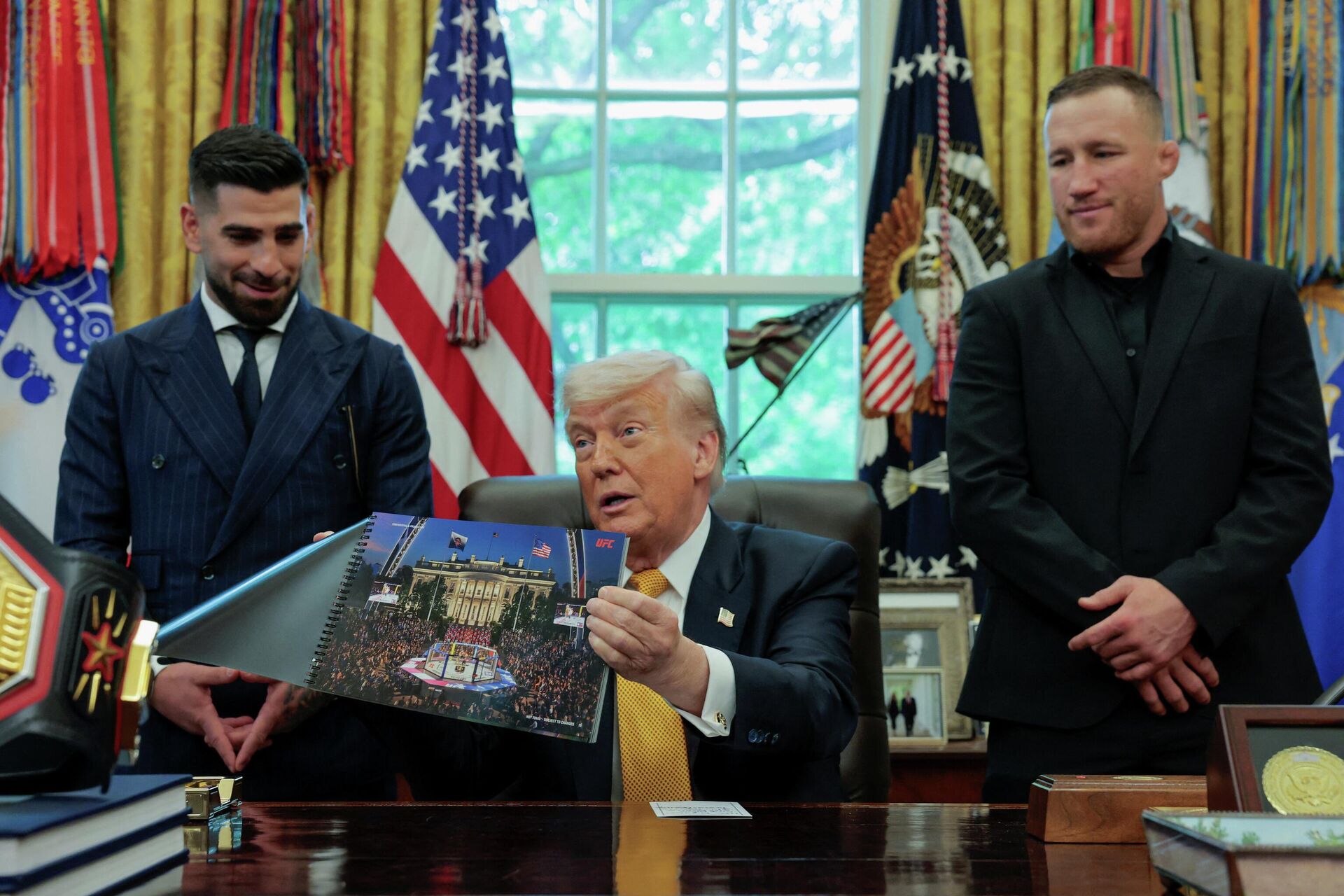 Trump, Beyaz Saray'da düzenlenecek UFC etkinliği için hazırlanan tasarımları gösterdi: 'Dünyanın en büyük gösterisi' - Sputnik Türkiye, 1920, 07.05.2026