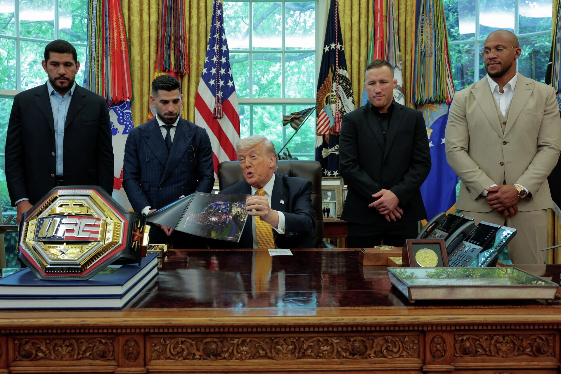 Trump, Beyaz Saray'da düzenlenecek UFC etkinliği için hazırlanan tasarımları gösterdi: 'Dünyanın en büyük gösterisi' - Sputnik Türkiye, 1920, 07.05.2026