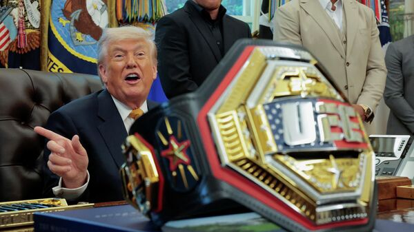 Trump, Beyaz Saray'da düzenlenecek UFC etkinliği için hazırlanan tasarımları gösterdi: 'Dünyanın en büyük gösterisi' - Sputnik Türkiye
