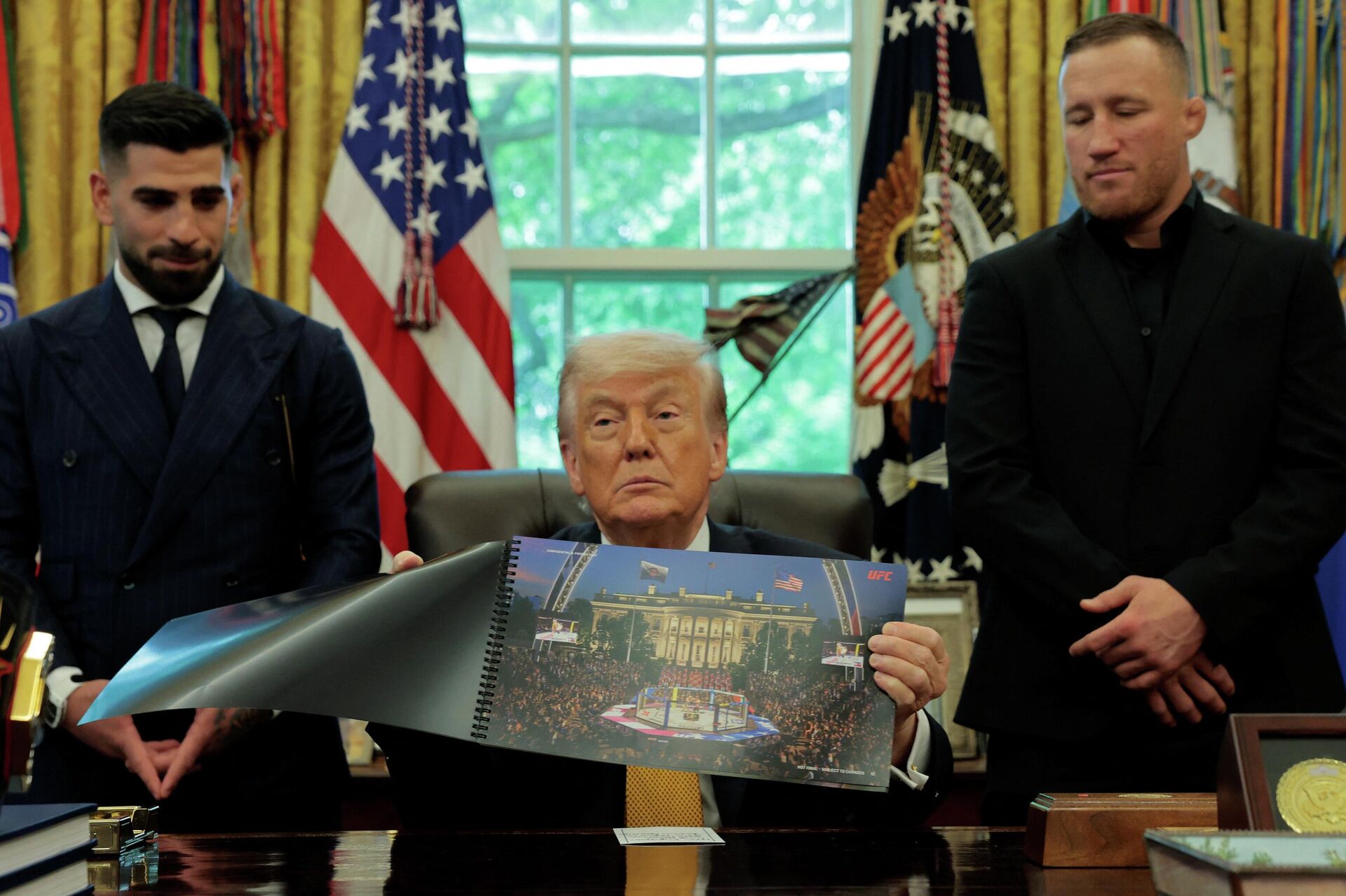 Trump, Beyaz Saray'da düzenlenecek UFC etkinliği için hazırlanan tasarımları gösterdi: 'Dünyanın en büyük gösterisi' - Sputnik Türkiye, 1920, 07.05.2026