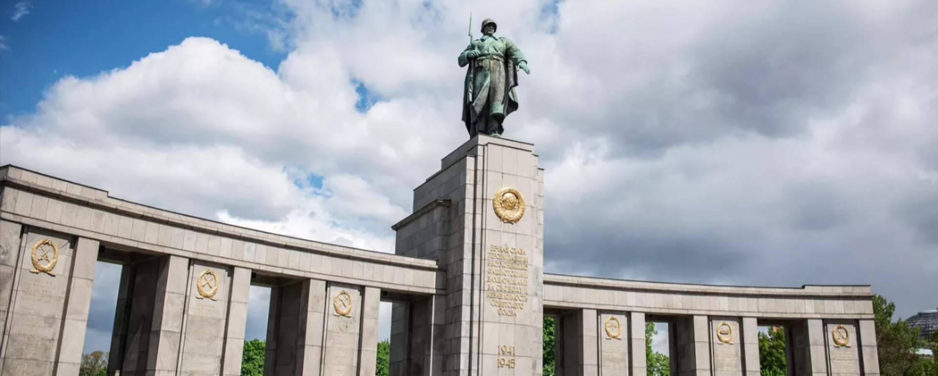 Berlin'de şehit düşen Sovyet askerleri anıtı - Sputnik Türkiye, 1920, 07.05.2026