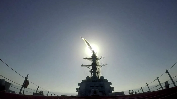 ABD yapımı Tomahawk füzesinin fırlatma anı - Sputnik Türkiye