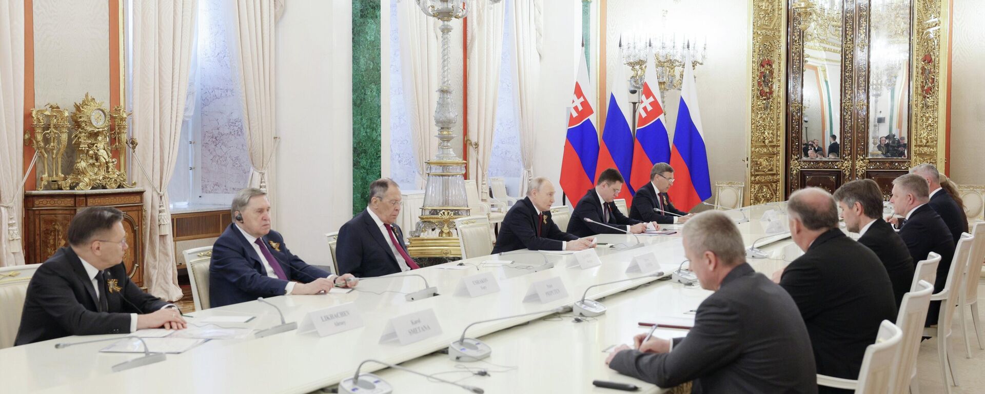 Rusya Devlet Başkanı Vladimir Putin ve Slovakya Başbakanı Robert Fico arasında Kremlin'de bir görüşme düzenlendi - Sputnik Türkiye, 1920, 09.05.2026