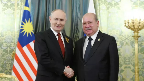 Putin, Kremlin'de Malezya Kralı Sultan İbrahim ile bir araya geldi