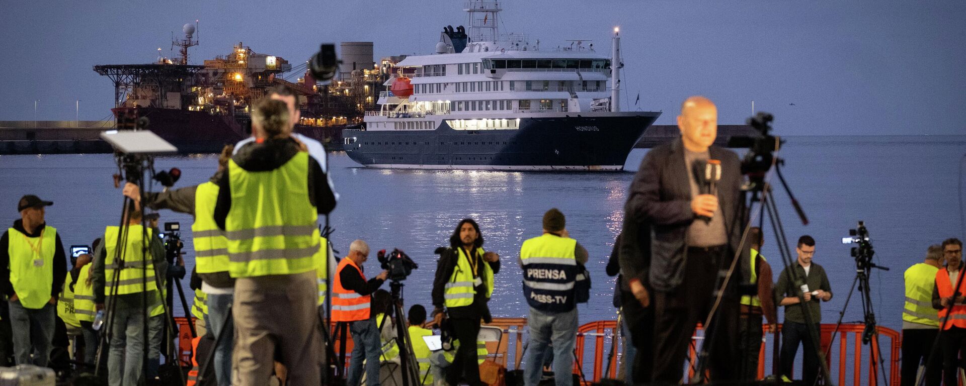 MV Hondius isimli yolcu gemisi Kanarya Adaları’ndaki Tenerife’de bulunan Granadilla Limanı’na ulaştı - Sputnik Türkiye, 1920, 10.05.2026