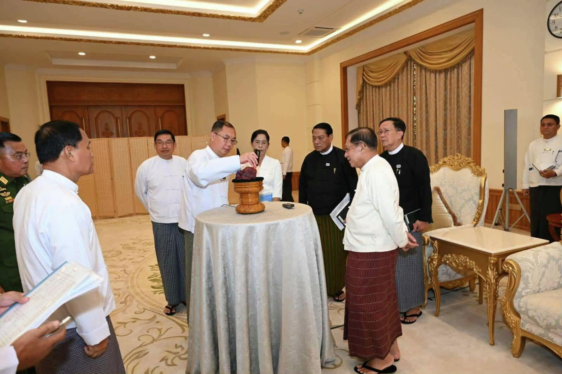  Myanmar lideri Min Aung Hlaing dev yakutu inceliyor - Sputnik Türkiye, 1920, 11.05.2026