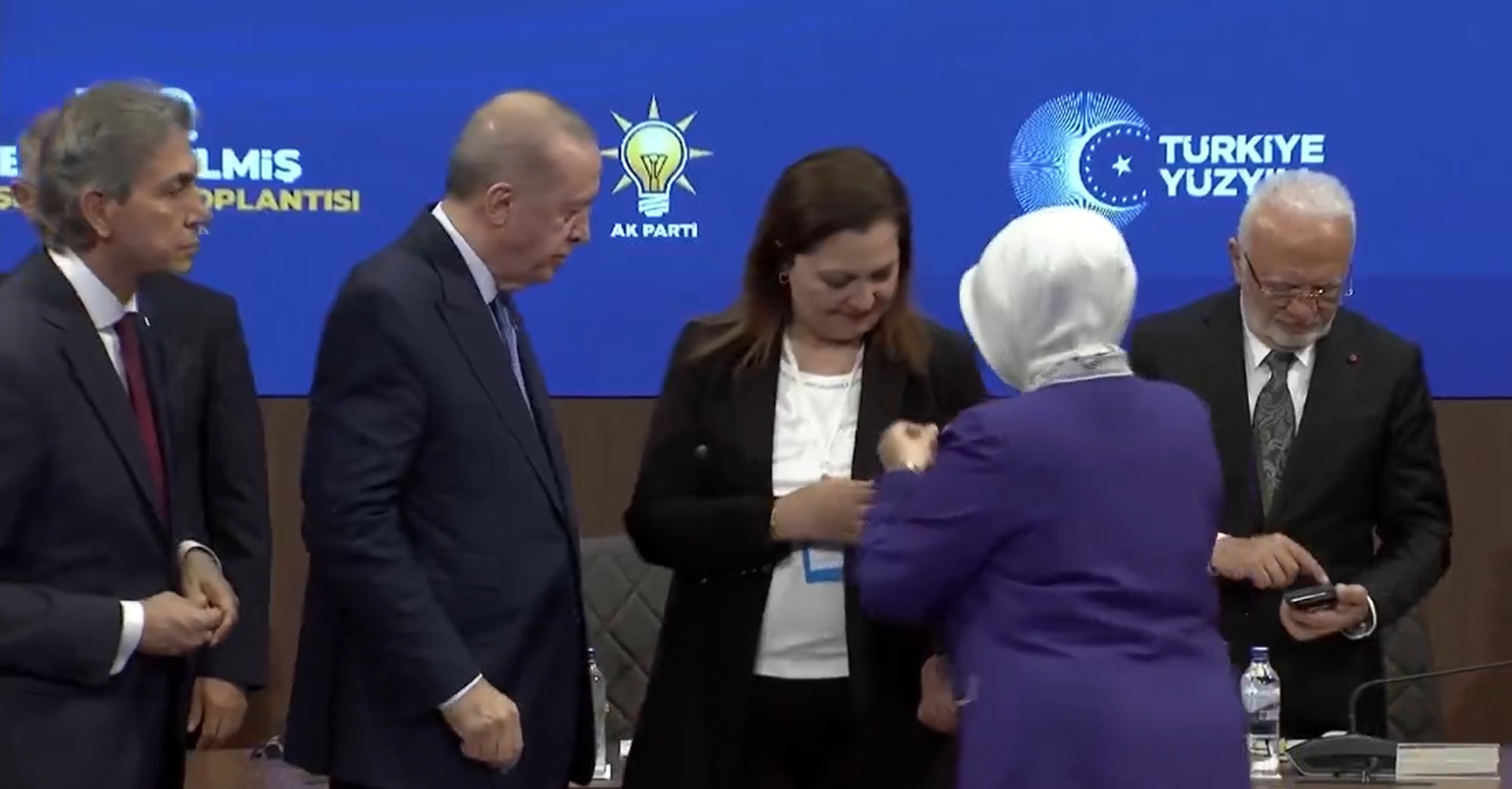 Burcu Köksal'a AK Parti rozeti - Sputnik Türkiye, 1920, 12.05.2026