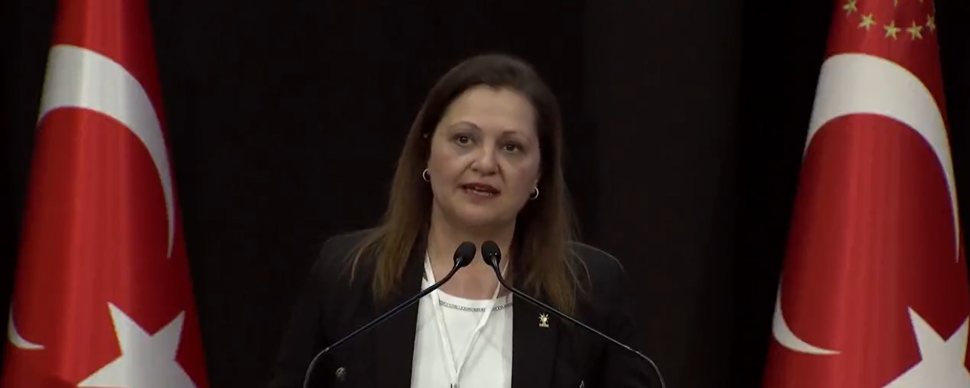 AK Parti rozeti takılan Burcu Köksal'dan ilk açıklama - Sputnik Türkiye, 1920, 12.05.2026
