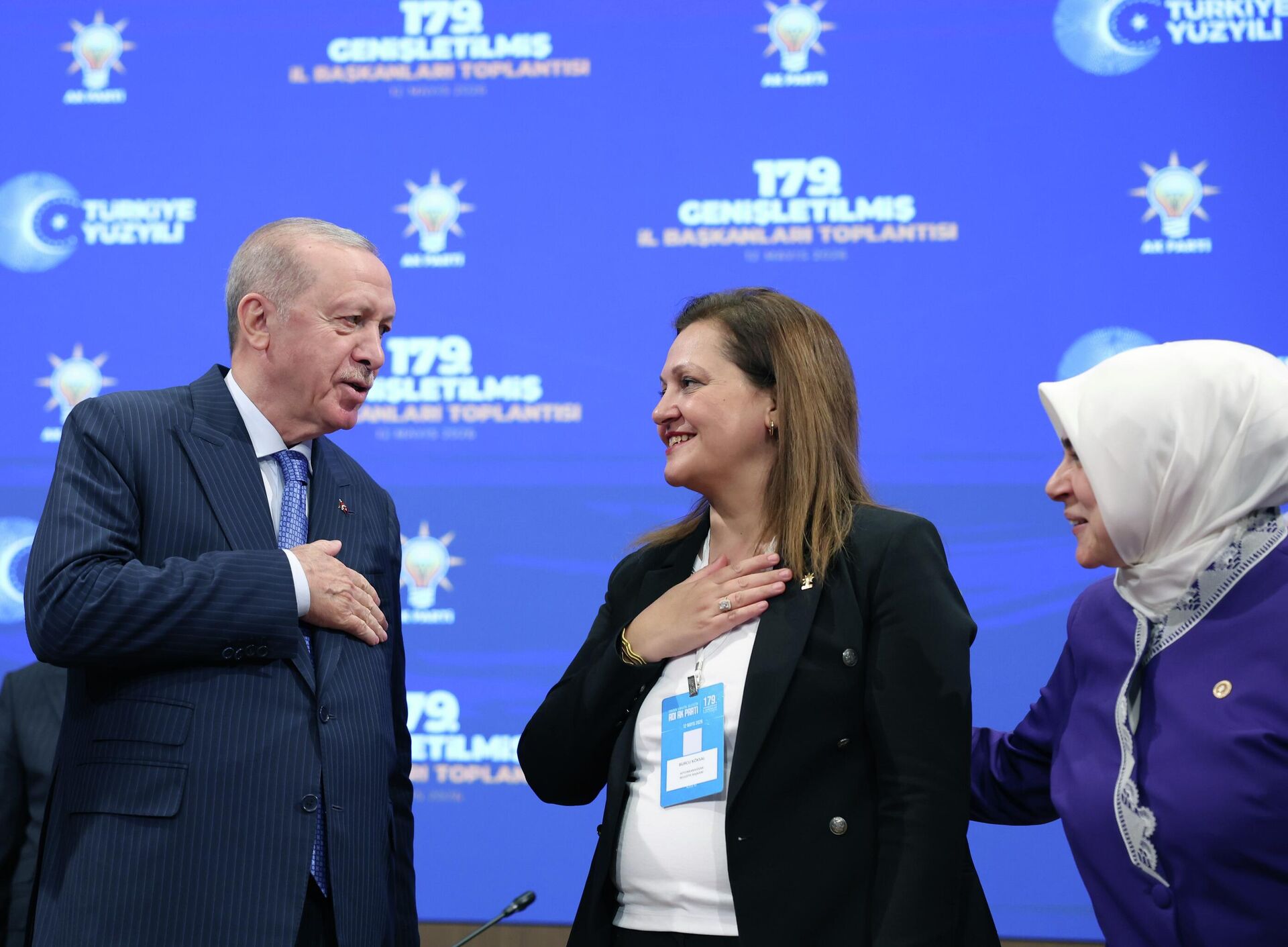 Cumhurbaşkanı Erdoğan, Burcu Köksal'a rozetini taktı - Sputnik Türkiye, 1920, 12.05.2026