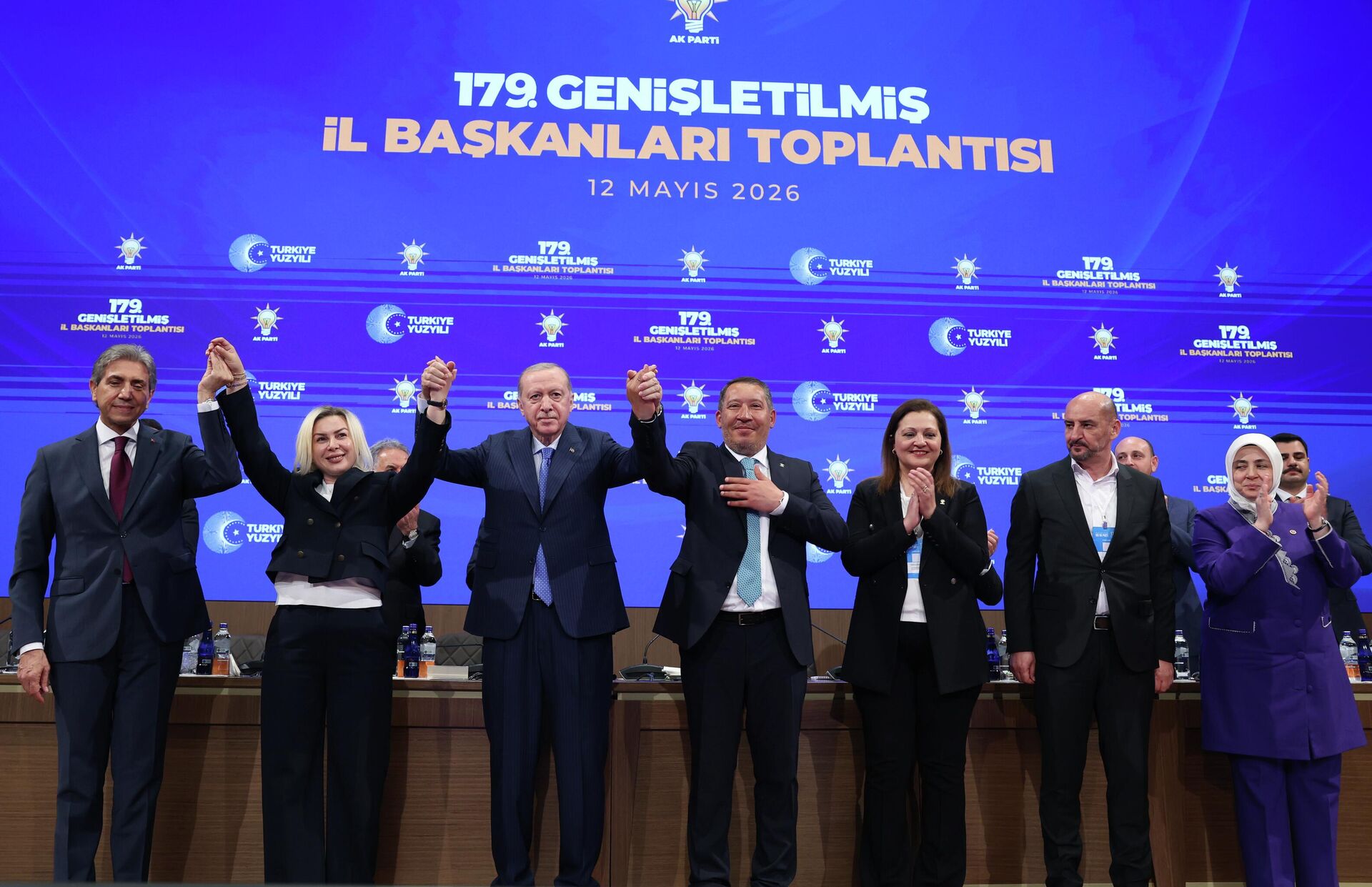 Cumhurbaşkanı Erdoğan, Burcu Köksal'a rozetini taktı - Sputnik Türkiye, 1920, 12.05.2026