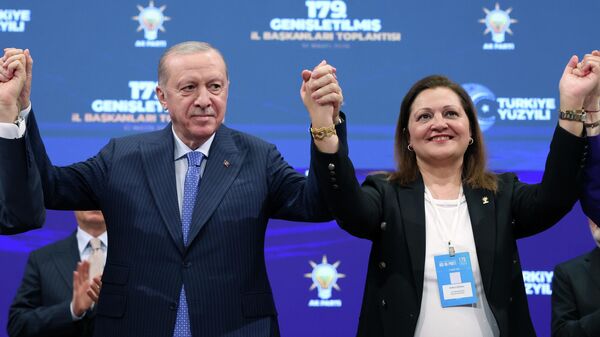 Cumhurbaşkanı Erdoğan, Burcu Köksal'a rozetini taktı - Sputnik Türkiye