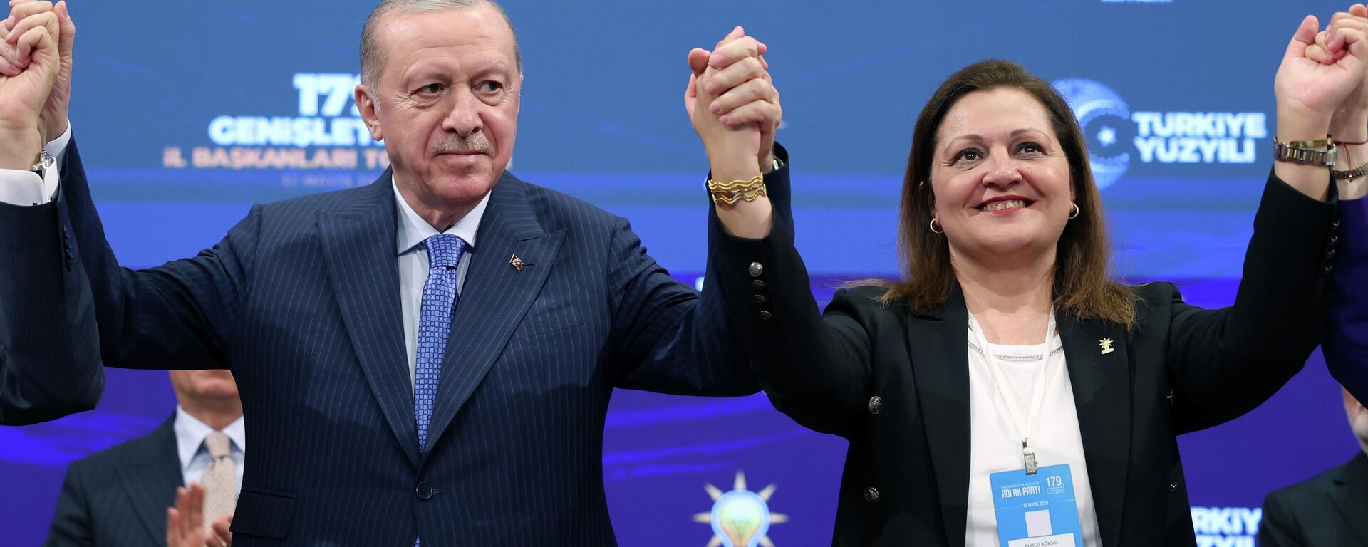 Cumhurbaşkanı Erdoğan, Burcu Köksal'a rozetini taktı - Sputnik Türkiye, 1920, 12.05.2026