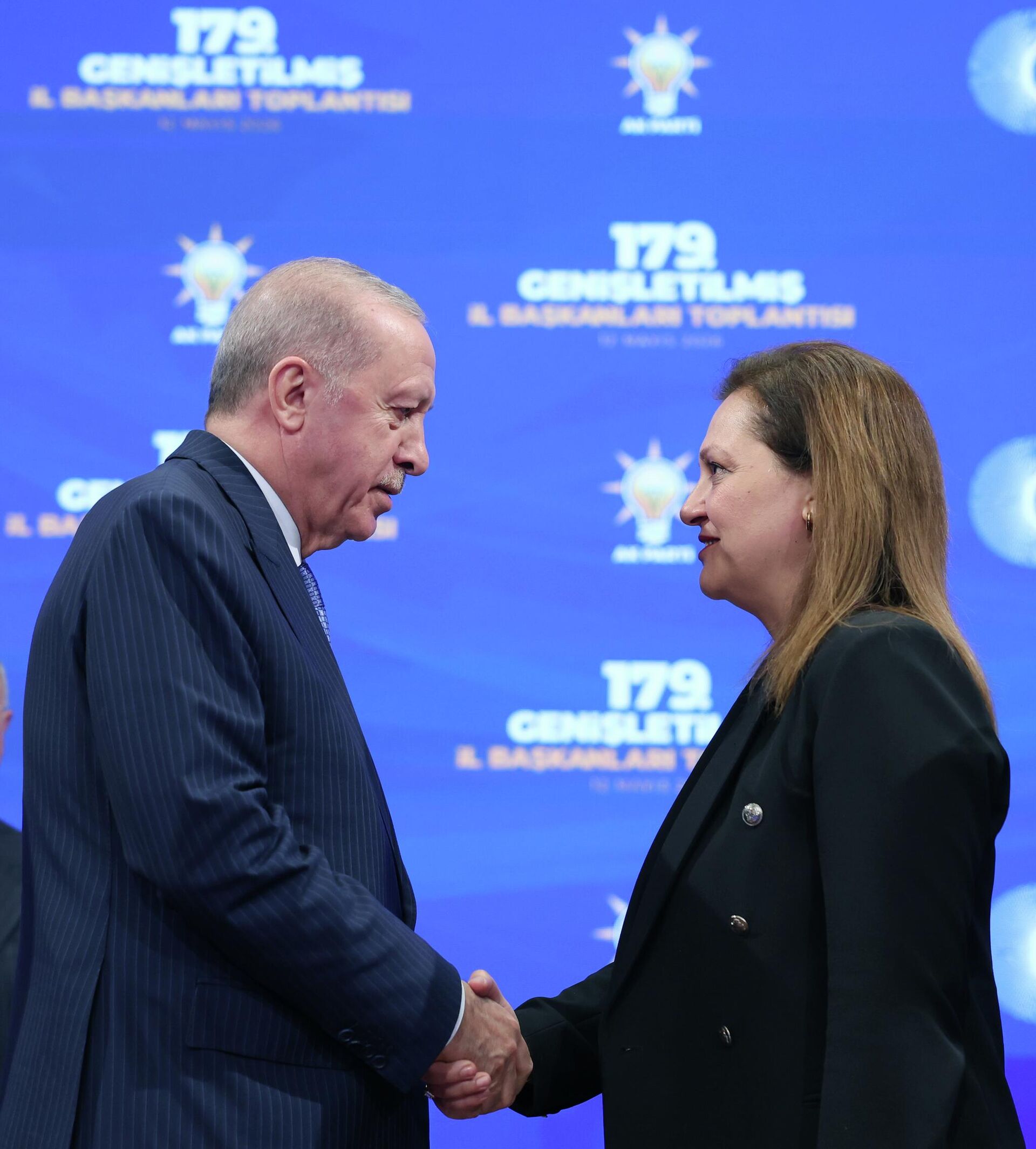Cumhurbaşkanı Erdoğan, Burcu Köksal'a rozetini taktı - Sputnik Türkiye, 1920, 12.05.2026