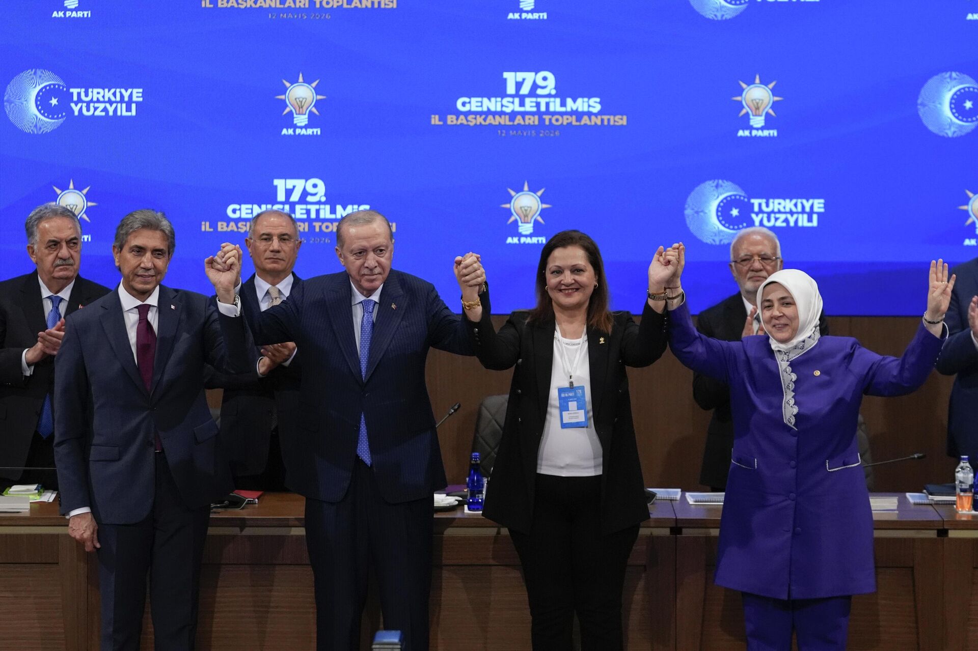 Cumhurbaşkanı ve AK Parti Genel Başkanı Recep Tayyip Erdoğan, AK Parti Kongre Merkezi'nde düzenlenen partisinin Genişletilmiş İl Başkanları Toplantısı'nda konuştu.Toplantıda CHP'den istifa eden Afyonkarahisar Belediye Başkanı Burcu Köksal(sağ 2) AK Parti'ye katıldı.
 - Sputnik Türkiye, 1920, 12.05.2026